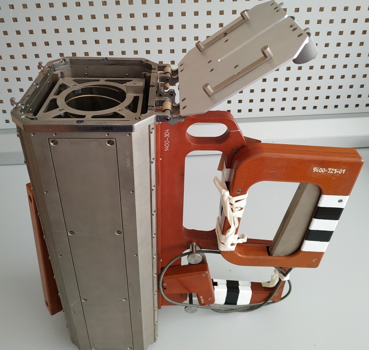 Manual Deployer of Pico and Nanosatellites