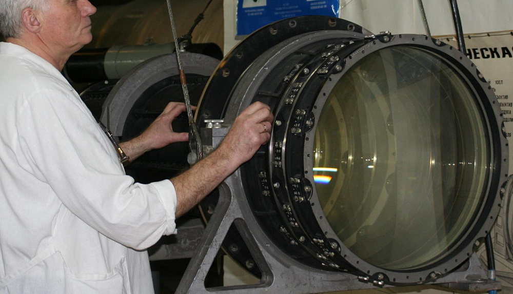 Large-dimensioned Lens Objective